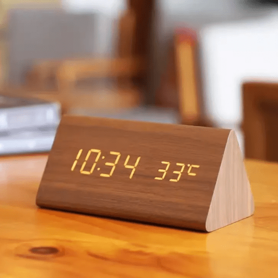 Horloge LED en Bois à Activation Sonore – Réveil de Table