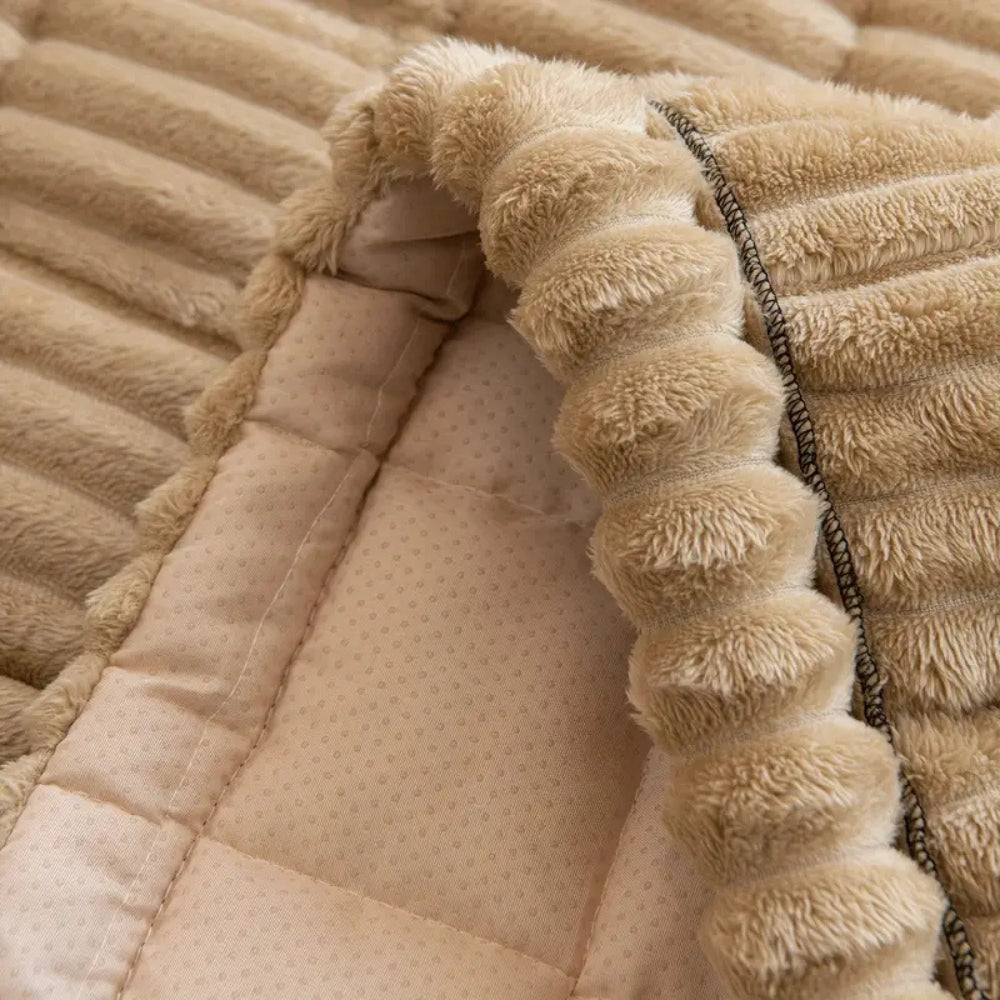 Housse de Canapé en Peluche avec Bords Plissés | Protection Élégante pour Confort et Style 4
