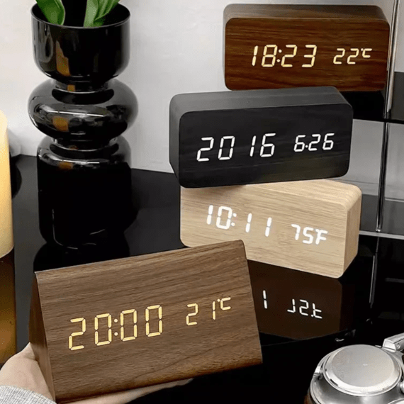 Horloge LED en Bois à Activation Sonore – Réveil de Table