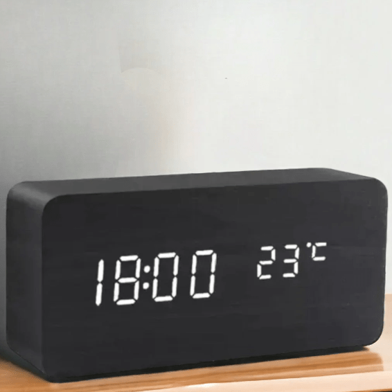 Horloge LED en Bois à Activation Sonore – Réveil de Table