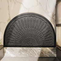Tapis d'entrée semi-circulaire avec surface texturée et base antidérapante