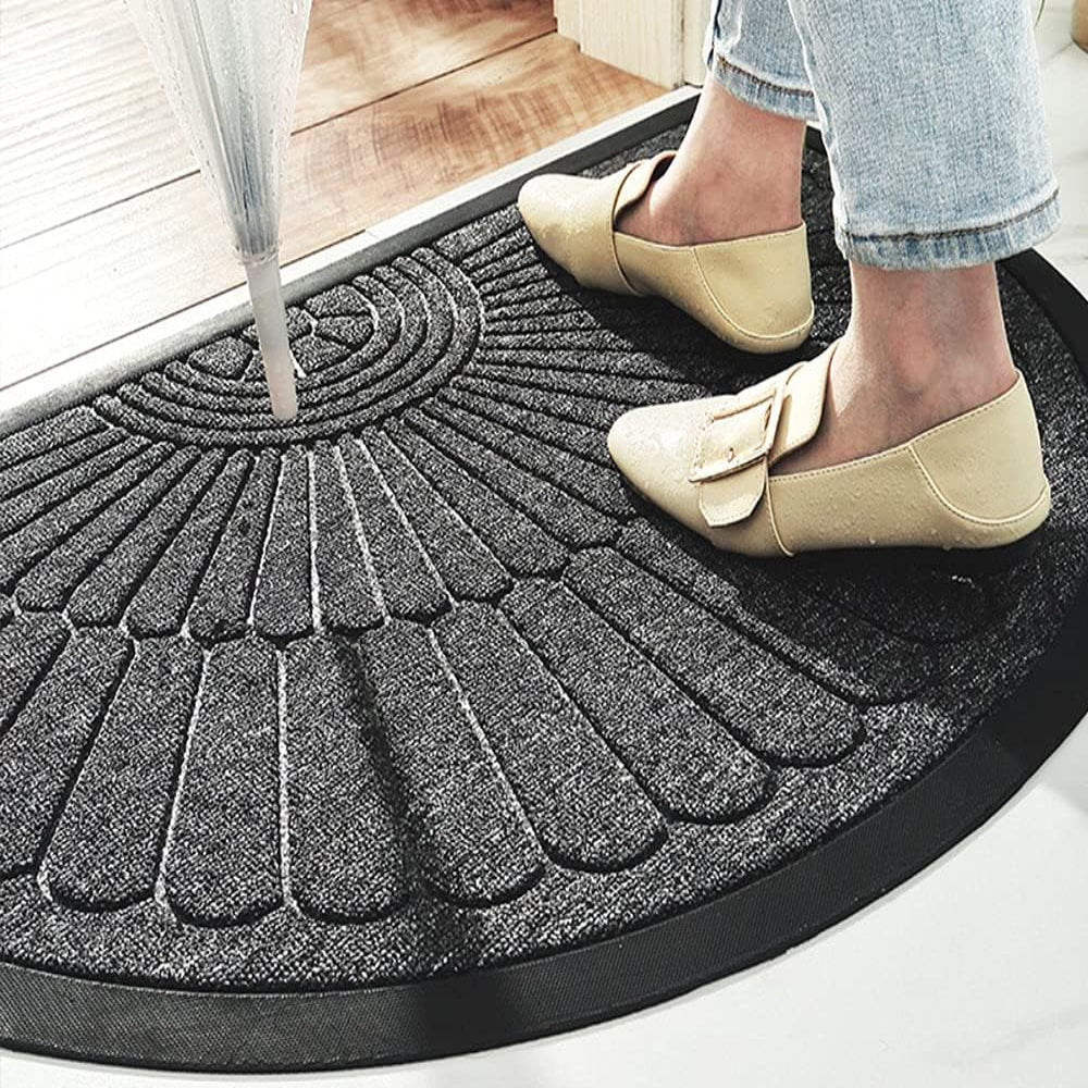 Tapis d'entrée semi-circulaire avec surface texturée et base antidérapante 3