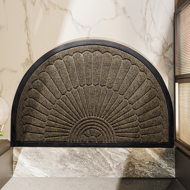 Tapis d'entrée semi-circulaire avec surface texturée et base antidérapante 4
