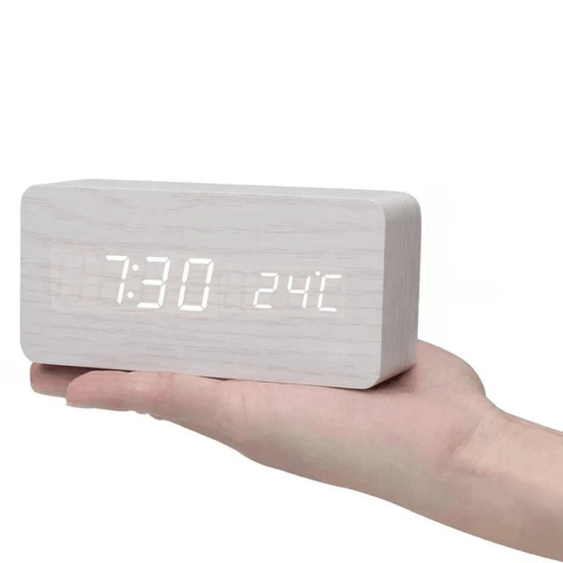 Horloge LED en Bois à Activation Sonore – Réveil de Table