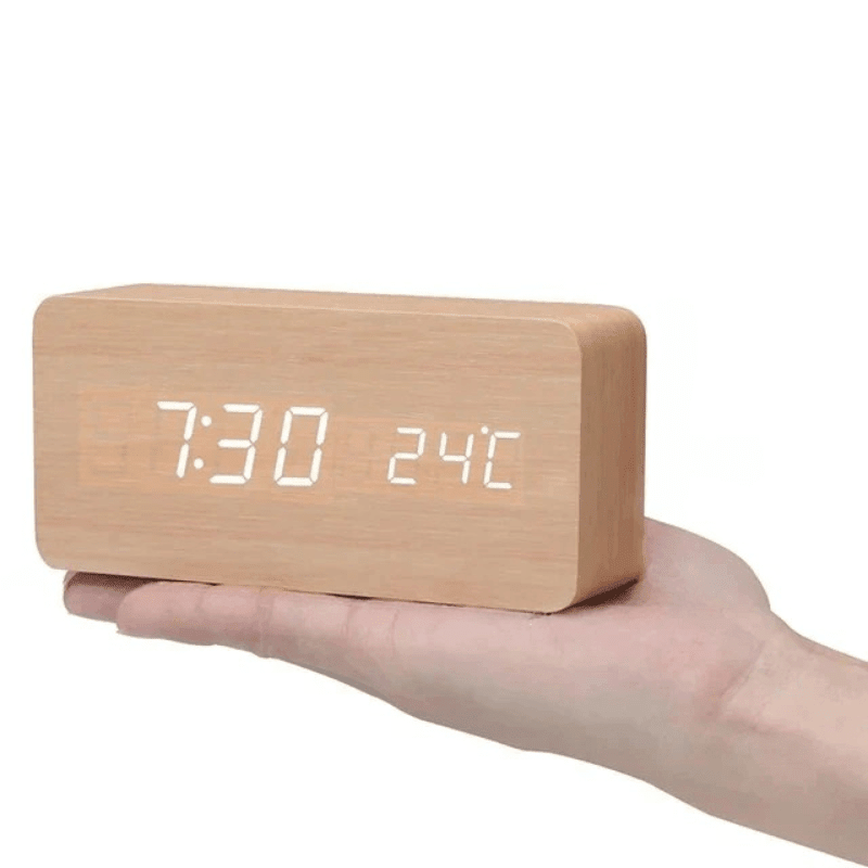 Horloge LED en Bois à Activation Sonore – Réveil de Table