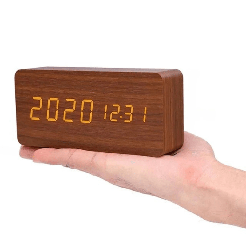 Horloge LED en Bois à Activation Sonore – Réveil de Table