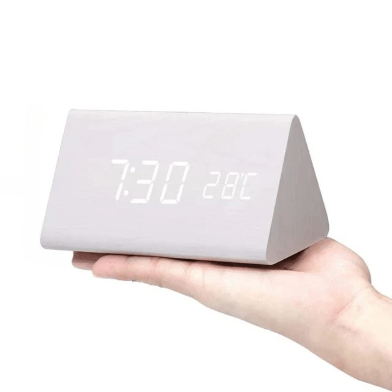 Horloge LED en Bois à Activation Sonore – Réveil de Table