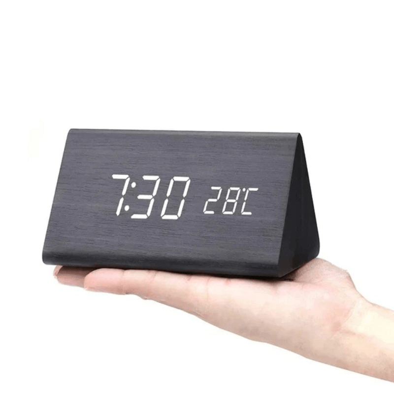 Horloge LED en Bois à Activation Sonore – Réveil de Table