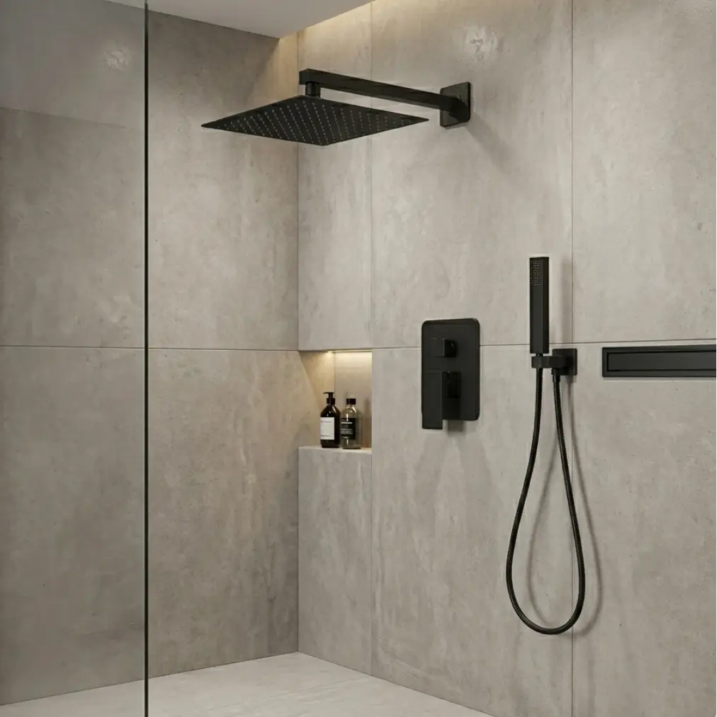 Colonne de douche encastrée noir mat dans une salle de bain design et moderne
