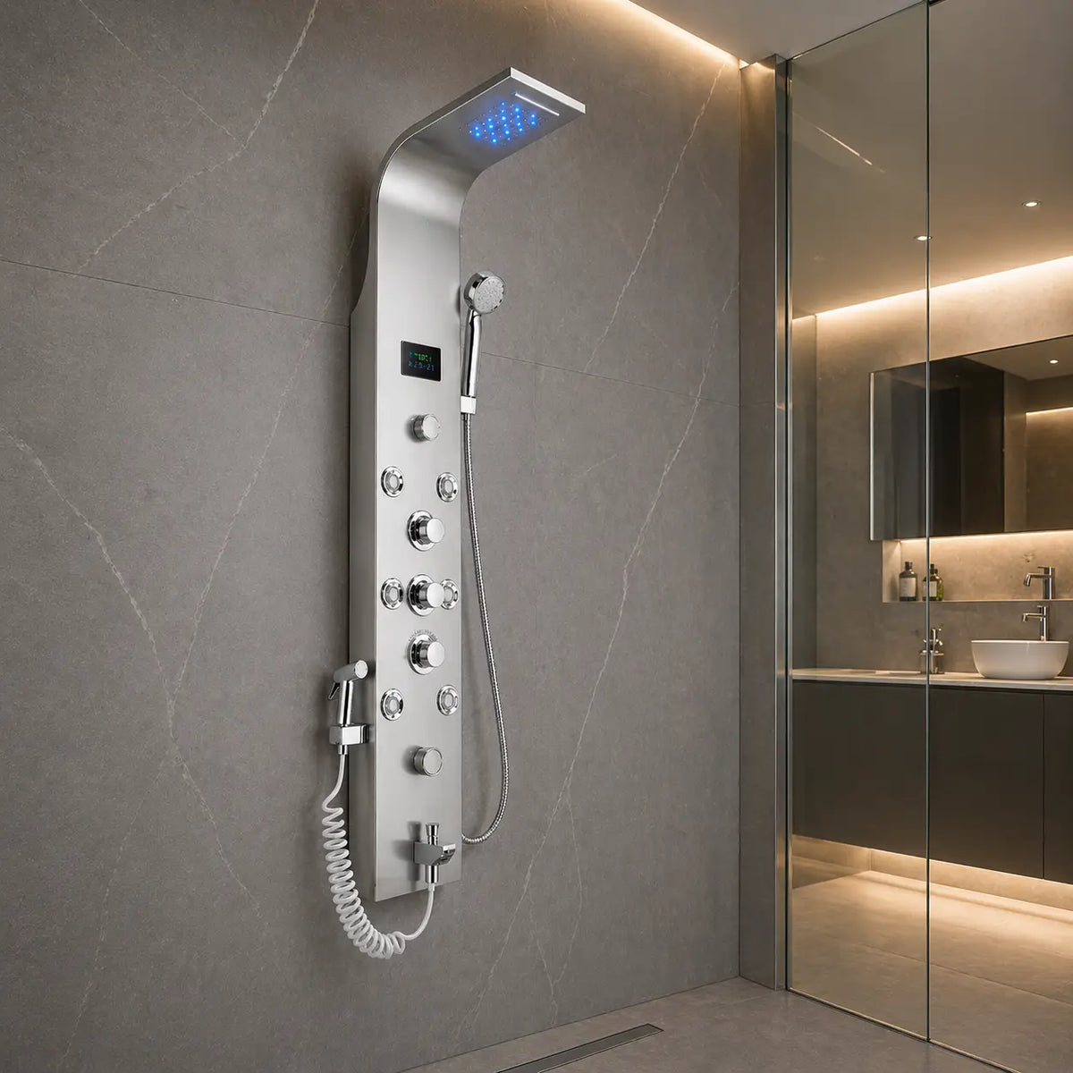 Colonne de douche hydromassante chrome dans une salle de bain design