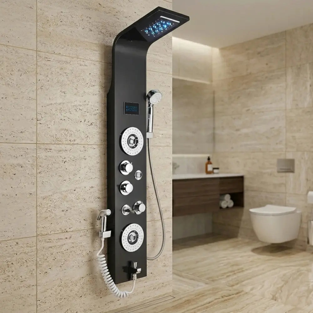 Colonne de douche hydromassante noir mat dans une salle de bain design.
