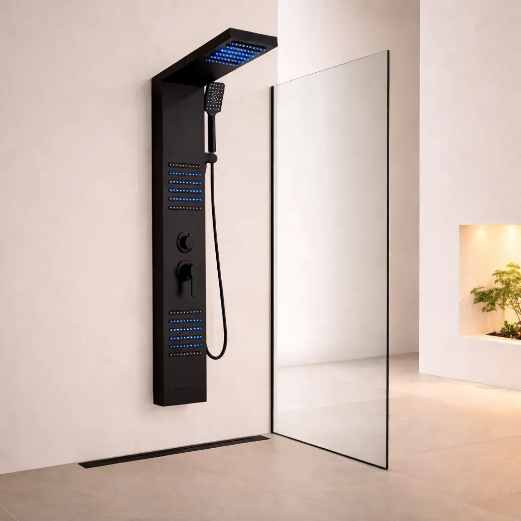 Colonne de douche hydromassante noir mat avec LED dans une salle de bain premium 