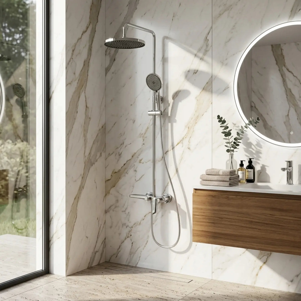 Colonne de douche thermostatique chrome dans une salle de bain design