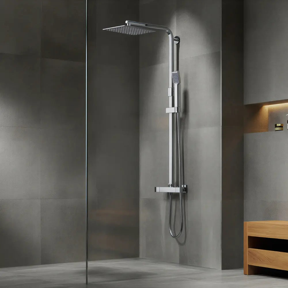 Colonne de douche thermostatique chrome dans une salle de bain design
