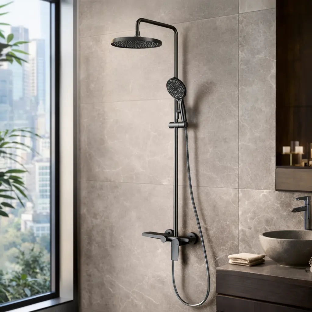 Colonne de douche thermostatique gris brossé dans une salle de bain premium