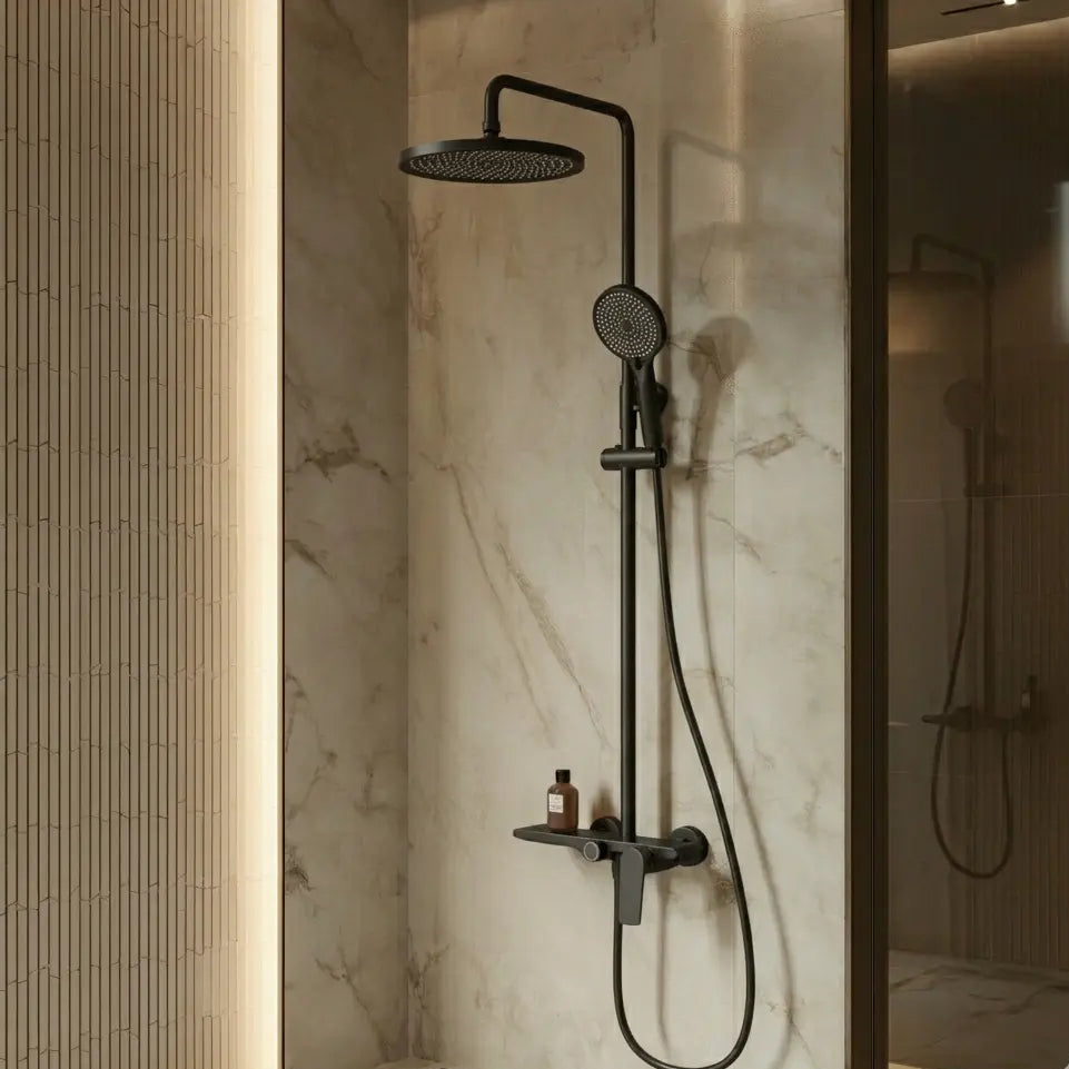 Colonne de douche thermostatique noir mat dans une salle de bain premium