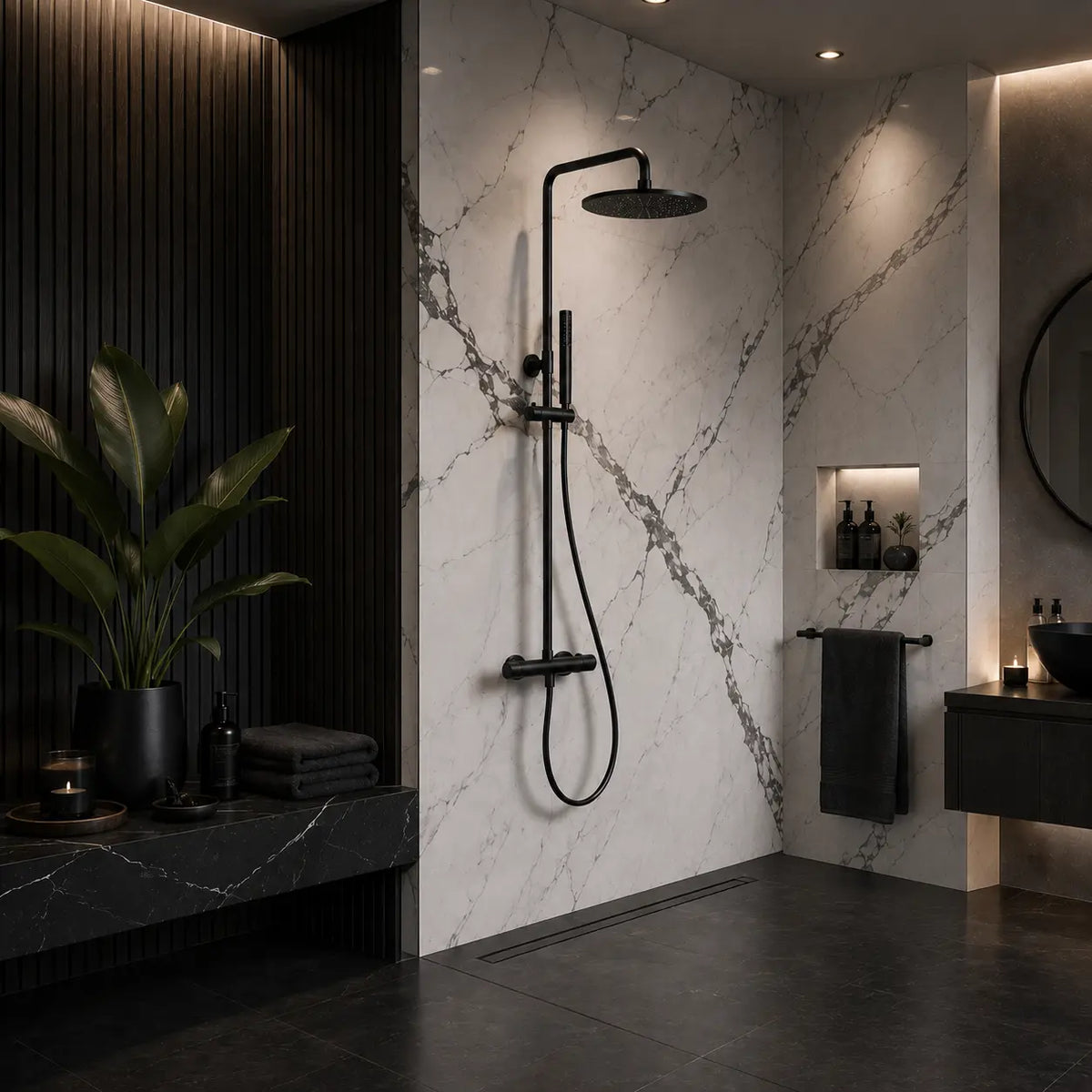 Colonne de douche thermostatique noir mat sur mur en marbre dans une salle de bain design