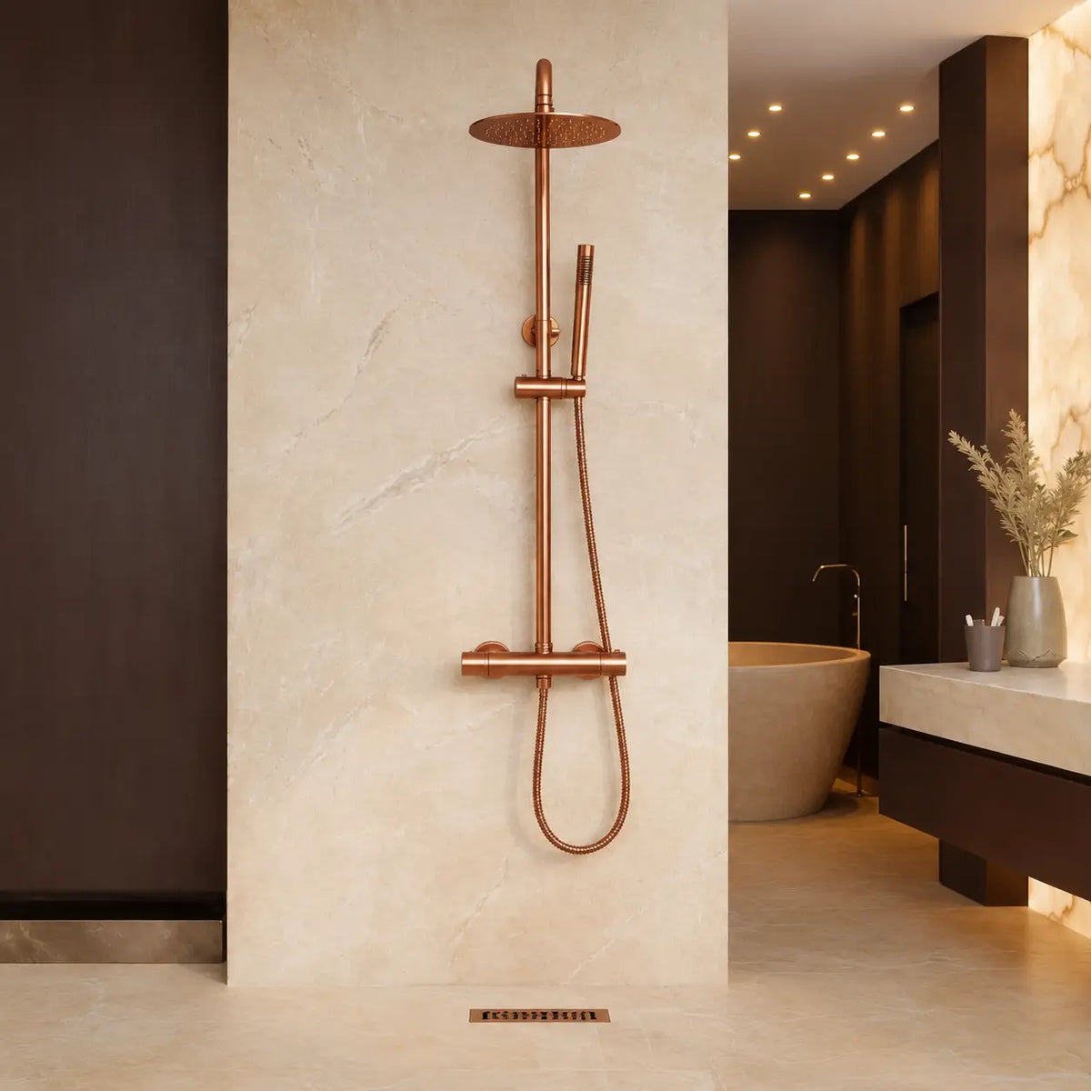 Colonne de douche thermostatique or rose brossé dans une salle de bain design