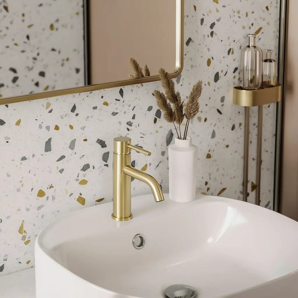 Mitigeur lavabo or brossé en laiton dans une salle de bain