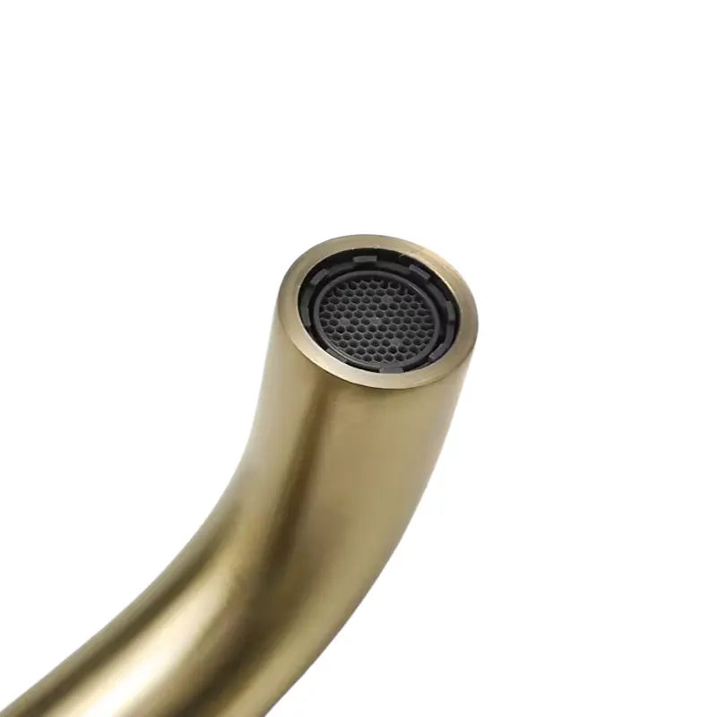 Zoom sur le bec du mitigeur lavabo en laiton
