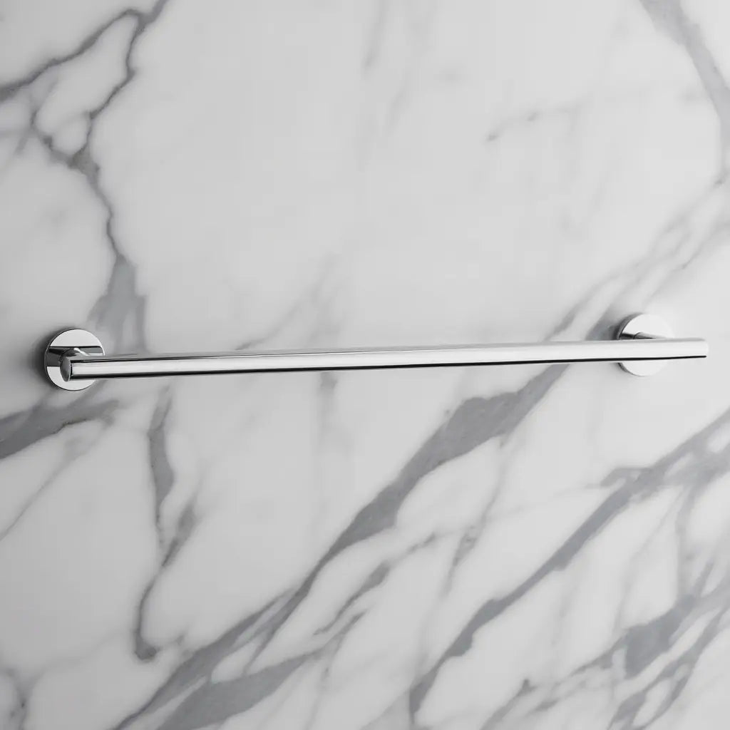 Porte-serviettes chromé fixé sur un mur en marbre d'une salle de bain