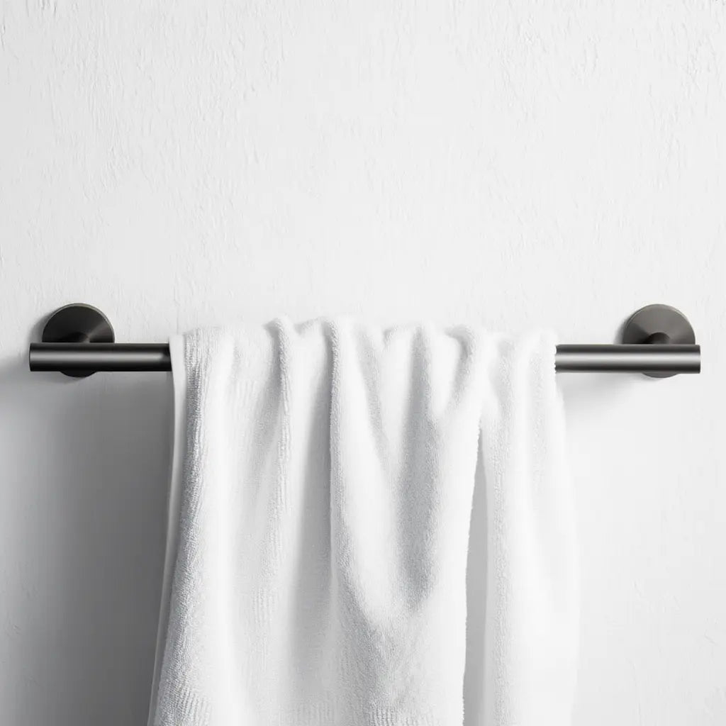 Porte-serviettes gris brossé avec serviettes blanches