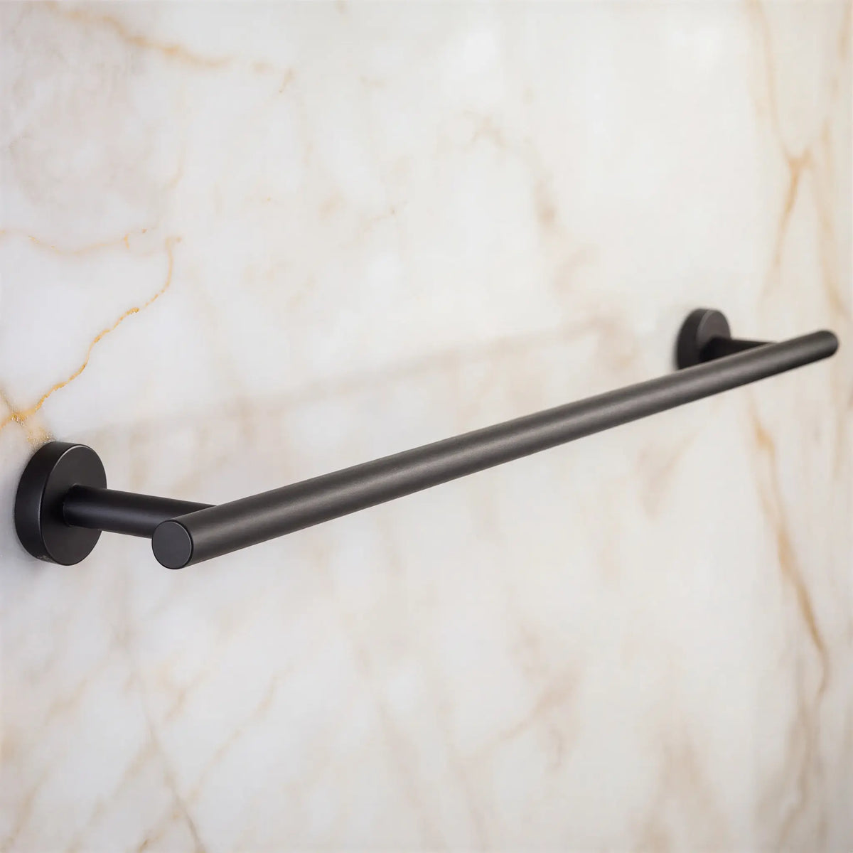 Porte-serviette noir mat fixé sur un mur en marbre de salle de bain