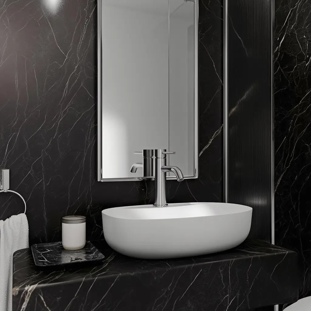 Mitigeur lavabo chromé dans une salle de bain design