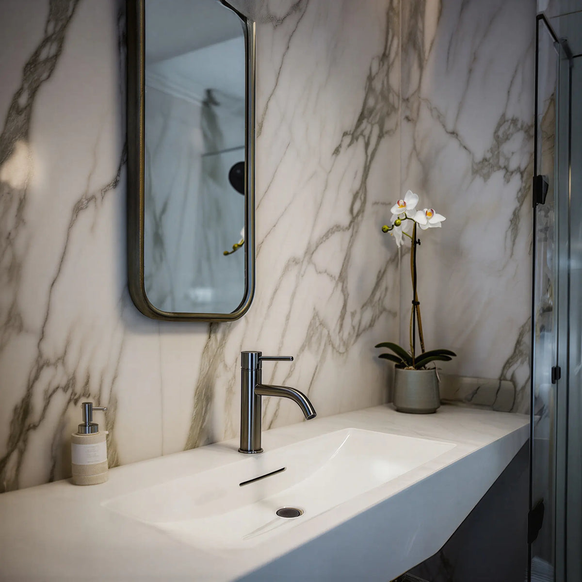 Mitigeur lavabo gris brossé en laiton dans une salle de bain design