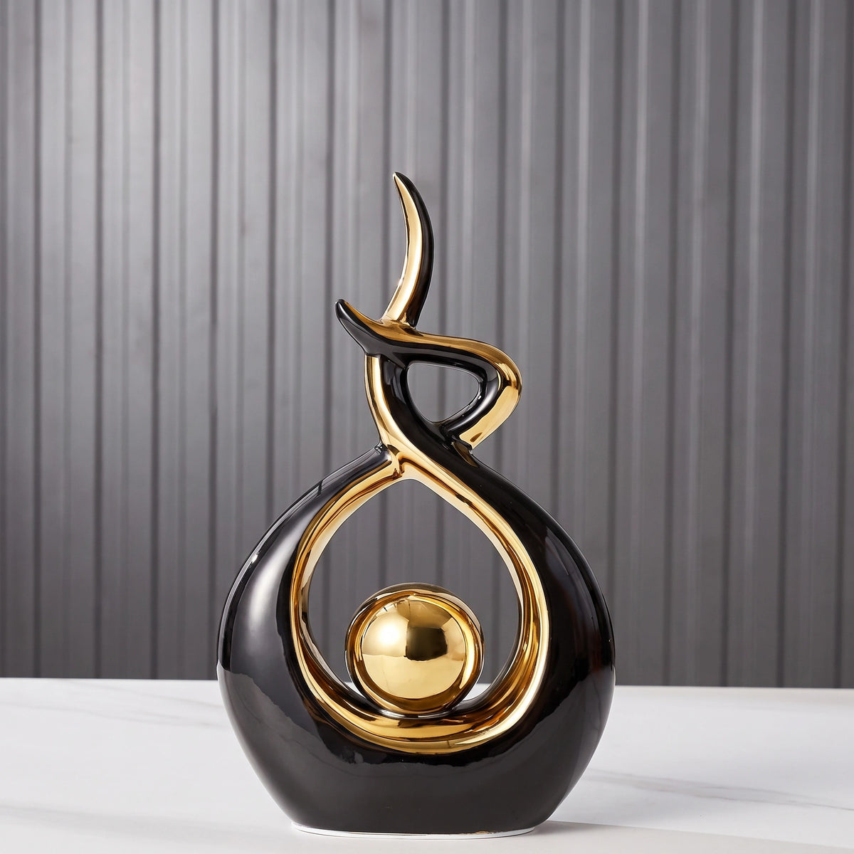 Sculpture Abstraite en Céramique avec Finitions Dorées