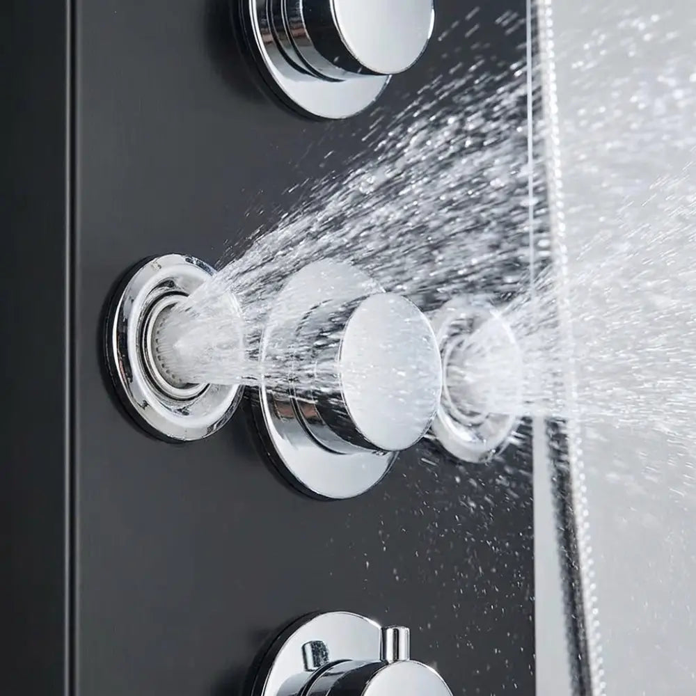 Zoom sur les jets de la colonne de douche 